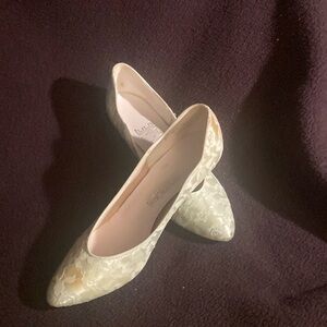 Mystical Women’s Lacey Jennie Shoes Soft Green lace, size 7M.